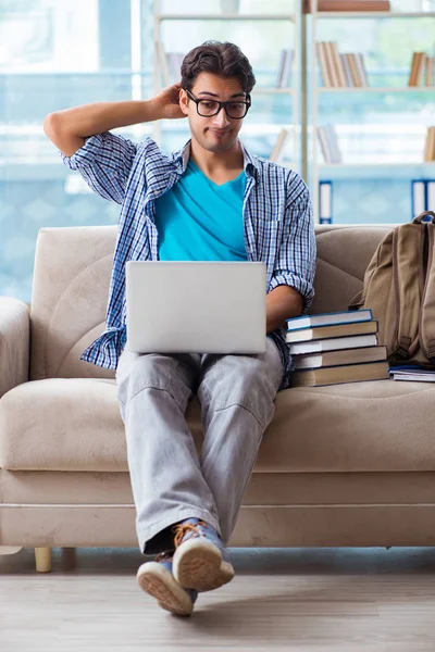 Estudiante caucásico con portátil preparándose para los exámenes universitarios — Foto de Stock