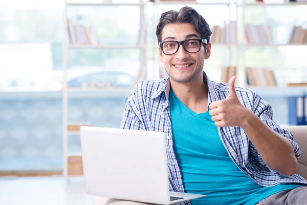 Bilgisayarlı beyaz öğrenci üniversite sınavlarına hazırlanıyor.