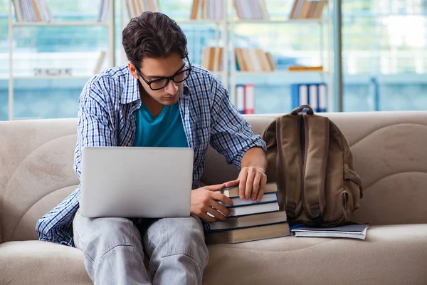 Bilgisayarlı beyaz öğrenci üniversite sınavlarına hazırlanıyor.