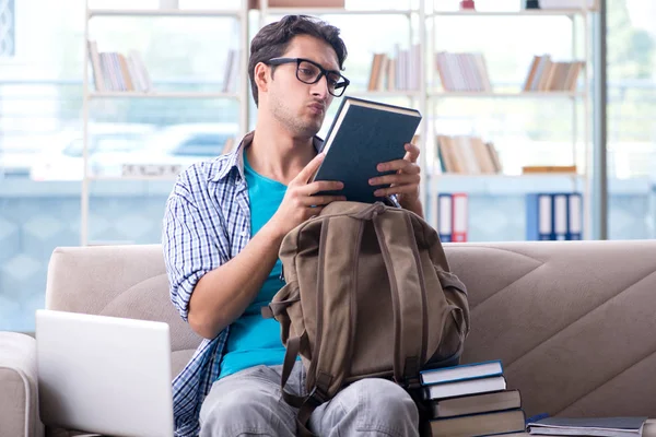 Estudiante caucásico con portátil preparándose para los exámenes universitarios — Foto de Stock