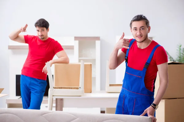 Two contractor employees moving personal belongings — Stock Photo, Image