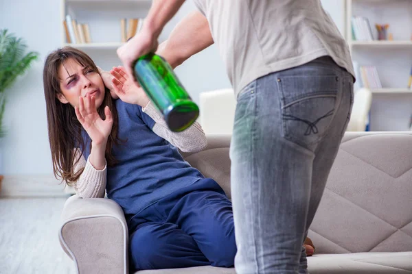 Betrunkener Ehemann missbraucht Ehefrau bei häuslicher Gewalt — Stockfoto