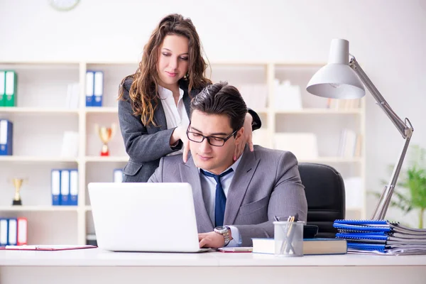 Görevde erkek ve kadınla cinsel taciz kavramı