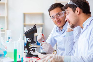 Laboratuvarda çalışan kimyagerler.