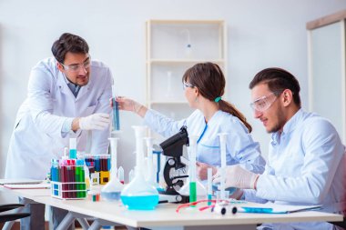 Laboratuvarda çalışan kimyagerler.