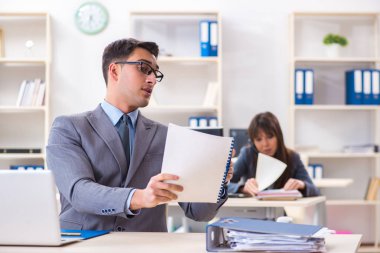 Ofiste çalışan kadın ve erkek.