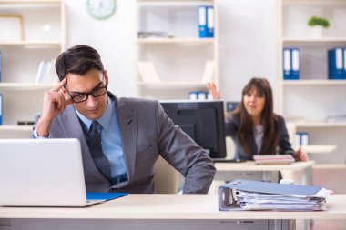 Ofiste çalışan kadın ve erkek.