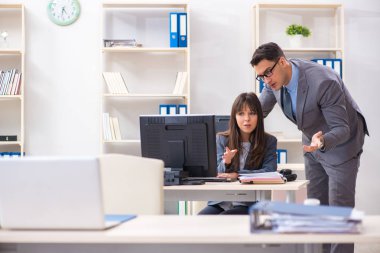 Ofiste çalışan kadın ve erkek.