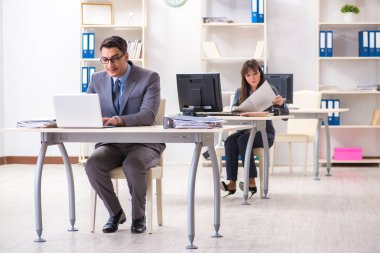 Ofiste çalışan kadın ve erkek.