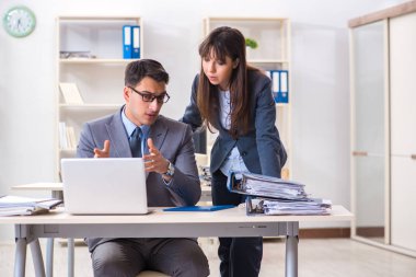 Ofiste çalışan kadın ve erkek.