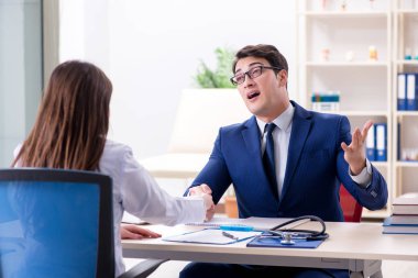 Sağlık sigortası sözleşmesi imzalayan adam