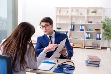 Sağlık sigortası sözleşmesi imzalayan adam