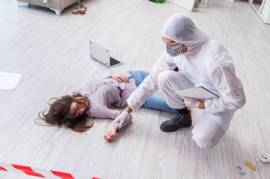 Olay yerindeki adli tıp araştırmacısı kadın mur.