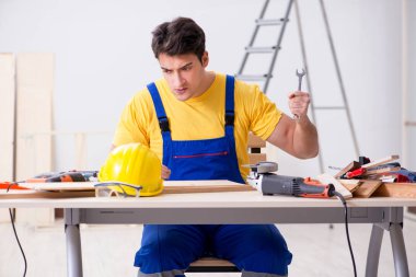 Kat tamircisi işinden memnun değil. 