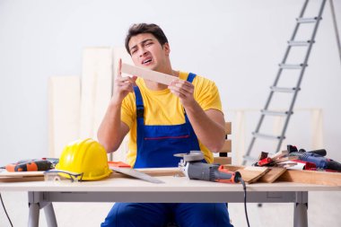 Kat tamircisi işinden memnun değil. 