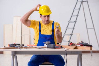 Kat tamircisi işinden memnun değil. 