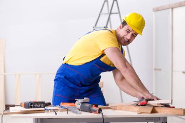 Kat tamircisi işinden memnun değil. 