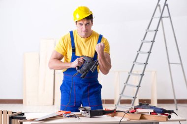 Kat tamircisi işinden memnun değil. 