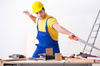 Kat tamircisi işinden memnun değil. 