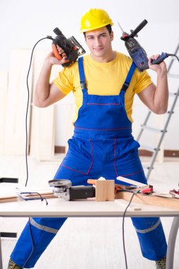 Kat tamircisi işinden memnun değil. 