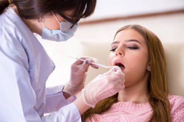 Kadın hasta ziyaret dişçi düzenli check-up için