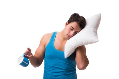 Kahve fincanı beyaz izole olan genç adam