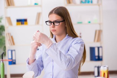 Diş hekimliği öğrencisi sınıfta pratik yapıyor.