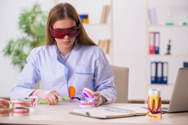 Diş hekimliği öğrencisi sınıfta pratik yapıyor.