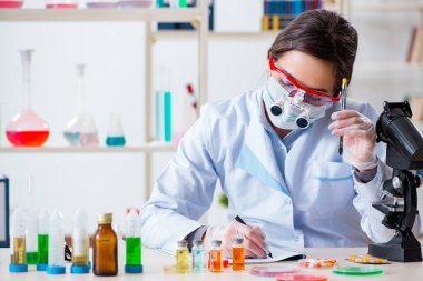 Uyuşturucu sentezi konseptinde laboratuar asistanı