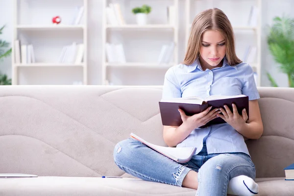 Üniversite sınavlarına hazırlanan genç bir kız öğrenci.