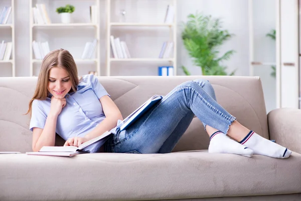 Üniversite sınavlarına hazırlanan genç bir kız öğrenci.