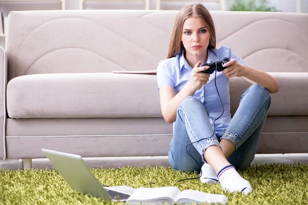 Jonge vrouwelijke student speelt spelletjes thuis — Stockfoto