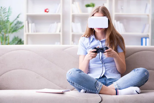 Młoda dziewczyna gra w wirtualnej rzeczywistości gry — Zdjęcie stockowe