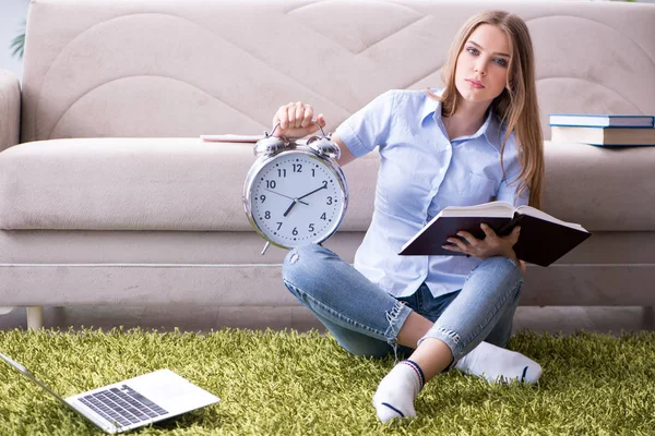 Studerande som underlåter att förbereda examina på grund av tidsfristen — Stockfoto