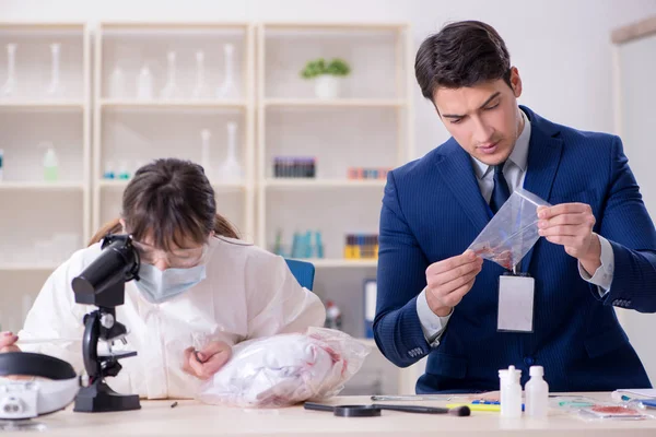 Expert criminoloog werkt in het lab voor bewijs — Stockfoto