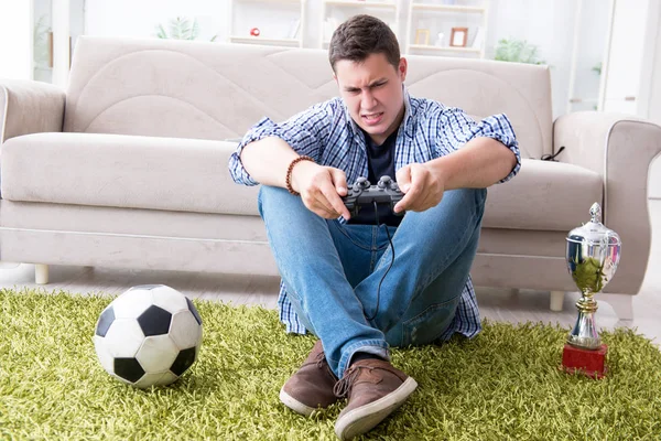 Hombre joven jugando juegos de ordenador en casa —  Fotos de Stock