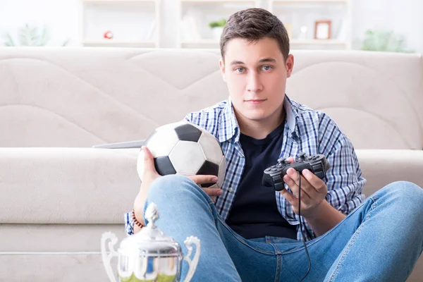 Genç adam evde bilgisayar oyunu oynuyor.