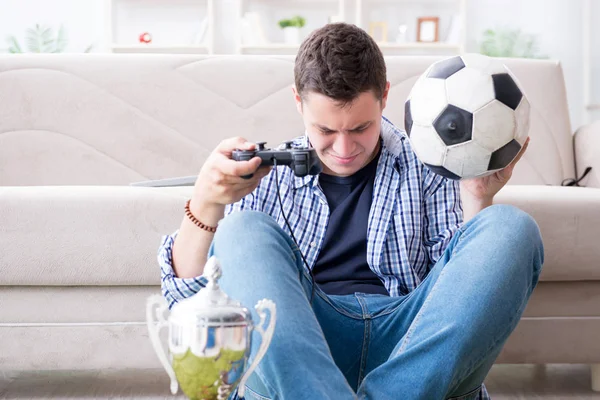 Jovem jogando jogos de computador em casa — Fotografia de Stock