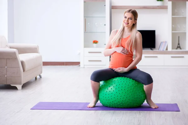 Giovane Donna Che Prepara Parto Esercitandosi Casa — Foto Stock