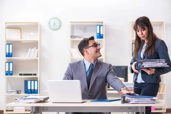 Hombre y mujer trabajando en la oficina — Foto de Stock