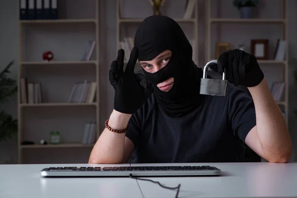 Hacker hacking komputer larut malam — Stok Foto