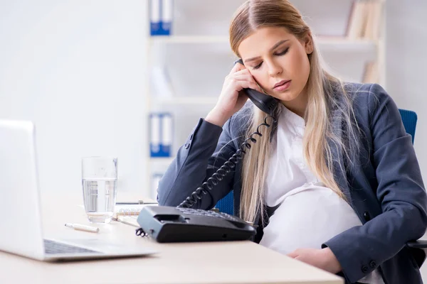 Pregnant woman employee in the office — Stock Photo, Image