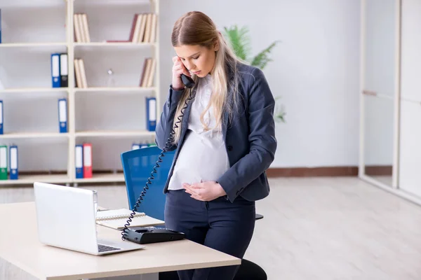 Zwangere vrouw werknemer in het kantoor — Stockfoto