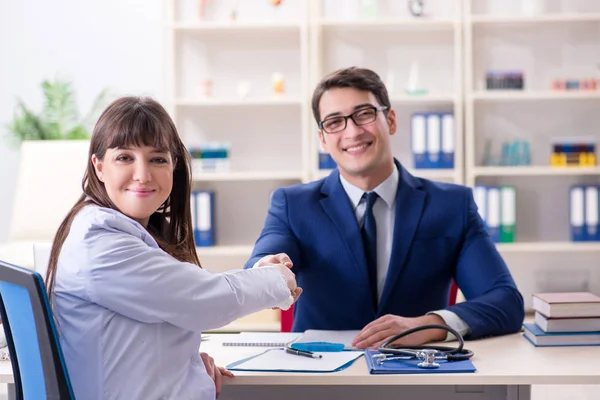 Hombre firmando contrato de seguro médico — Foto de Stock