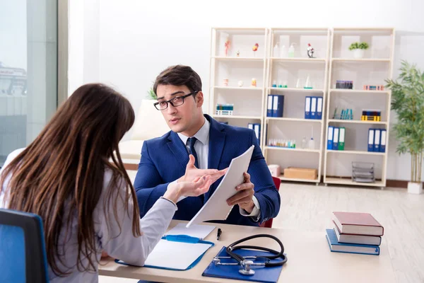 Sağlık sigortası sözleşmesi imzalayan adam