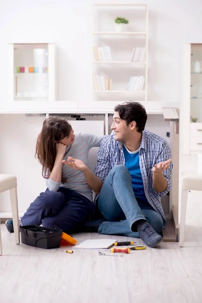 Man en vrouw monteren meubels thuis — Stockfoto