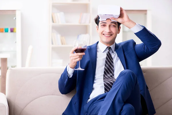 Biznesmen pijący wino w domu — Zdjęcie stockowe