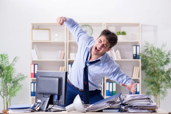 Rozzlobený podnikatel frustrovaný příliš mnoho práce — Stock fotografie