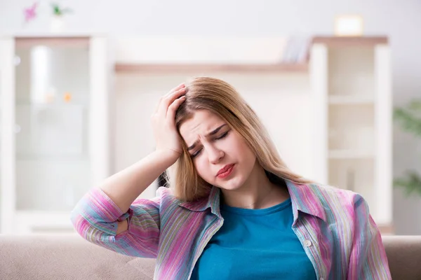 Mladá žena trpí bolestí doma — Stock fotografie