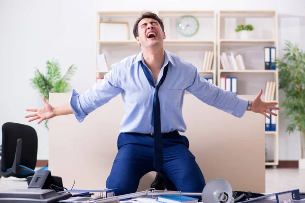 Homem de negócios irritado frustrado com muito trabalho — Fotografia de Stock